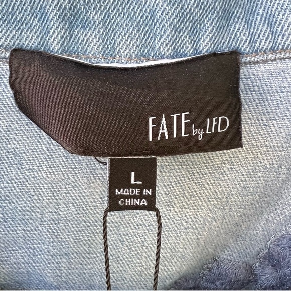 DENIM RUFFLE EMBROIDERED BUTTON DOWN VEST TOP WITH POCKETS SIZE LARGE NWT - Picture 3 of 8